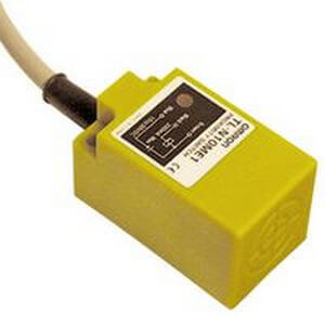 Omron Capacitive Rectangular Proximity Sensor, 10 mm Detection, NPN NO, 12 → 24 V dc