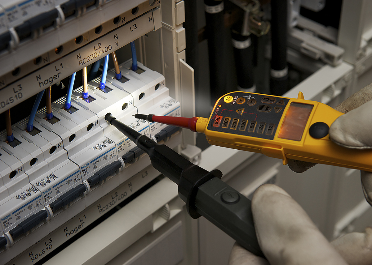 Fluke T150, LCD Voltage tester, 690V, Continuity Check, Battery Powered, CAT III 690V