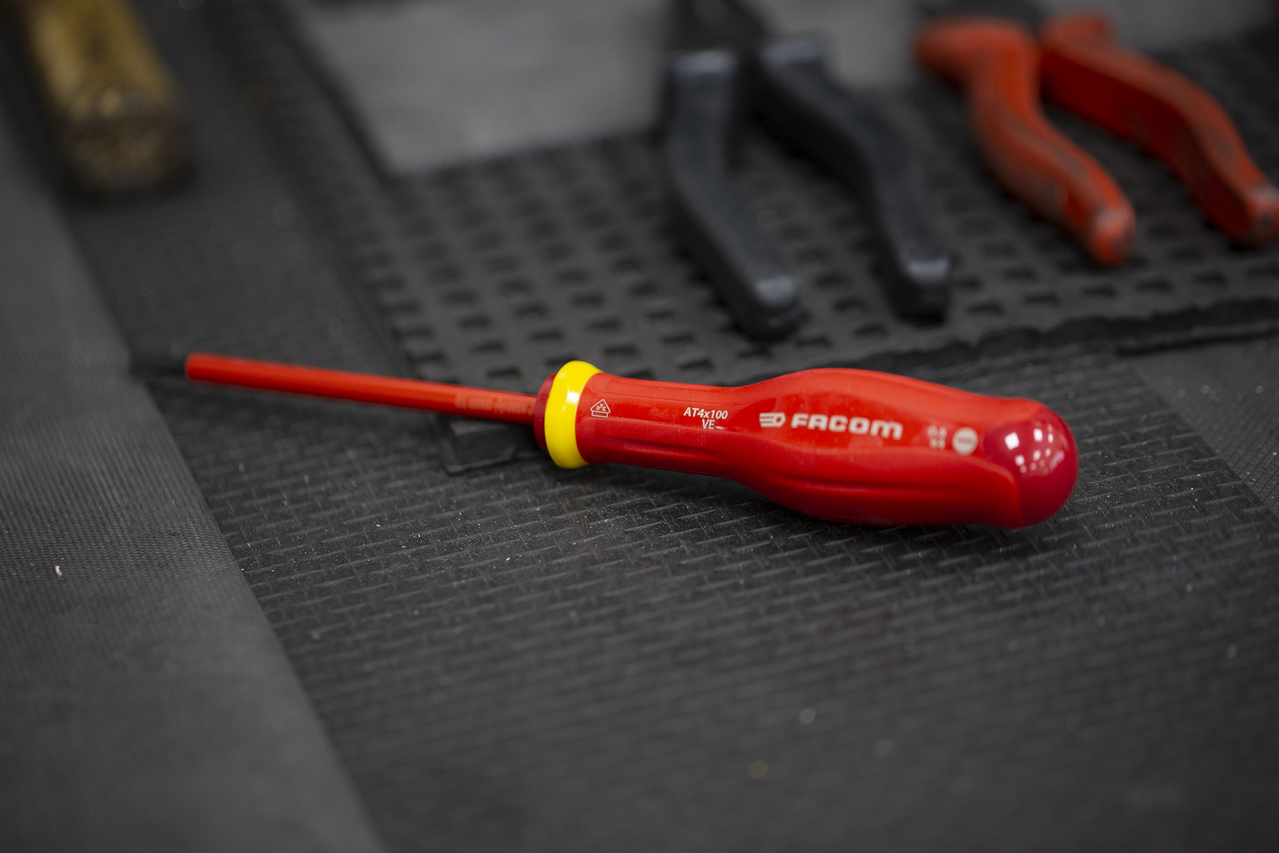 Facom Slotted Insulated Screwdriver, 4 x 0.8 mm Tip, 100 mm Blade, VDE/1000V, 210 mm Overall