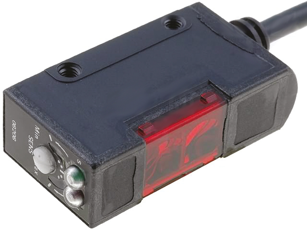 Omron Diffuse Photoelectric Sensor, Block Sensor, 700 mm Detection Range