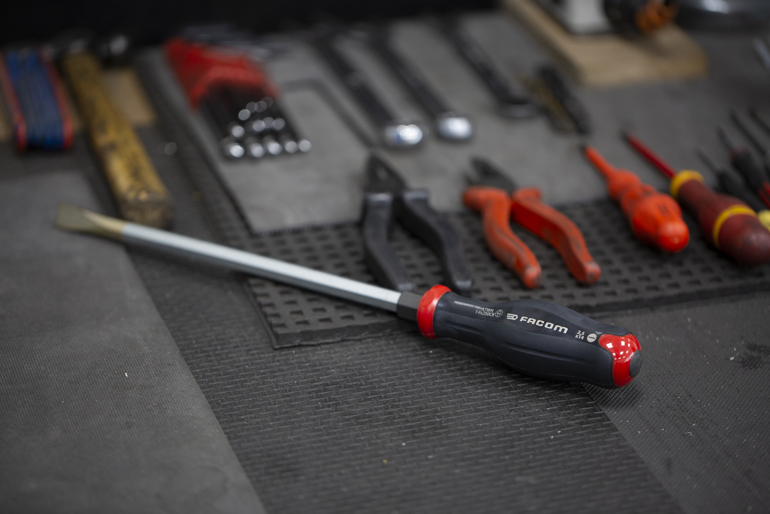 Facom Slotted  Screwdriver, 14 mm Tip, 250 mm Blade