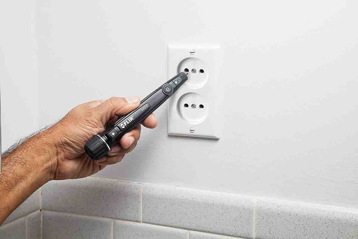 FLIR VP52-2™ Non Contact Voltage Detector, 24V ac to 1000V ac With RS Calibration