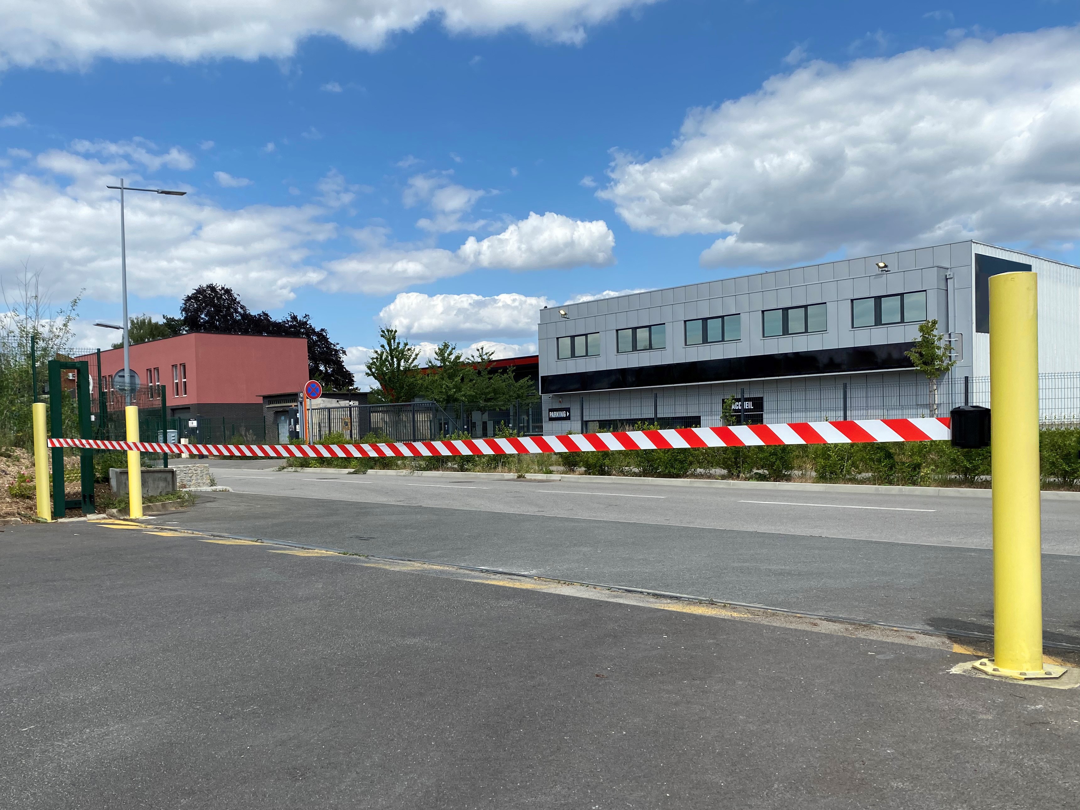 Viso Black Polypropylene, Steel Wall Mount Barrier, 20m, Red/White Tape