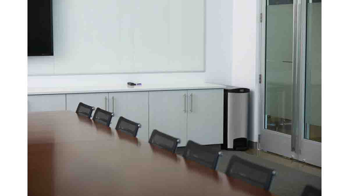 Rubbermaid Commercial Products Legacy Step-On 68L White Pedal Plastic Waste Bin