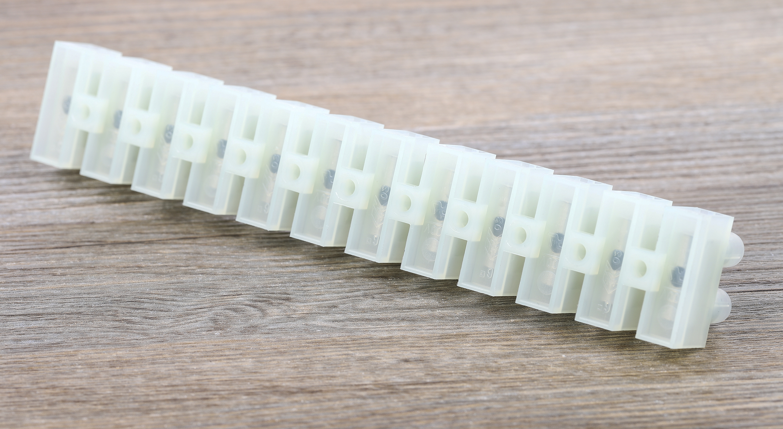 RS PRO Non-Fused Terminal Block, 12-Way, 41A, 4 mm² Wire, Screw Down Termination