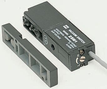 SMC Vacuum Switch, R 1/8 -80kPa to -27 kPa