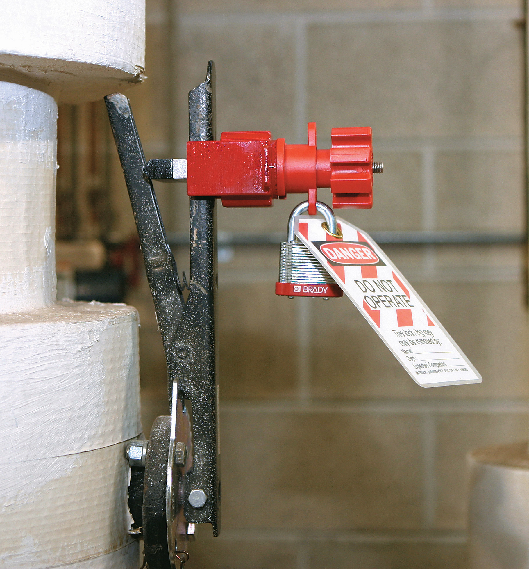 Brady Red 2-Lock Brass, Fibreglass Reinforced Nylon, Stainless Steel Universal Valve Lockout Systems, 9.91mm Shackle