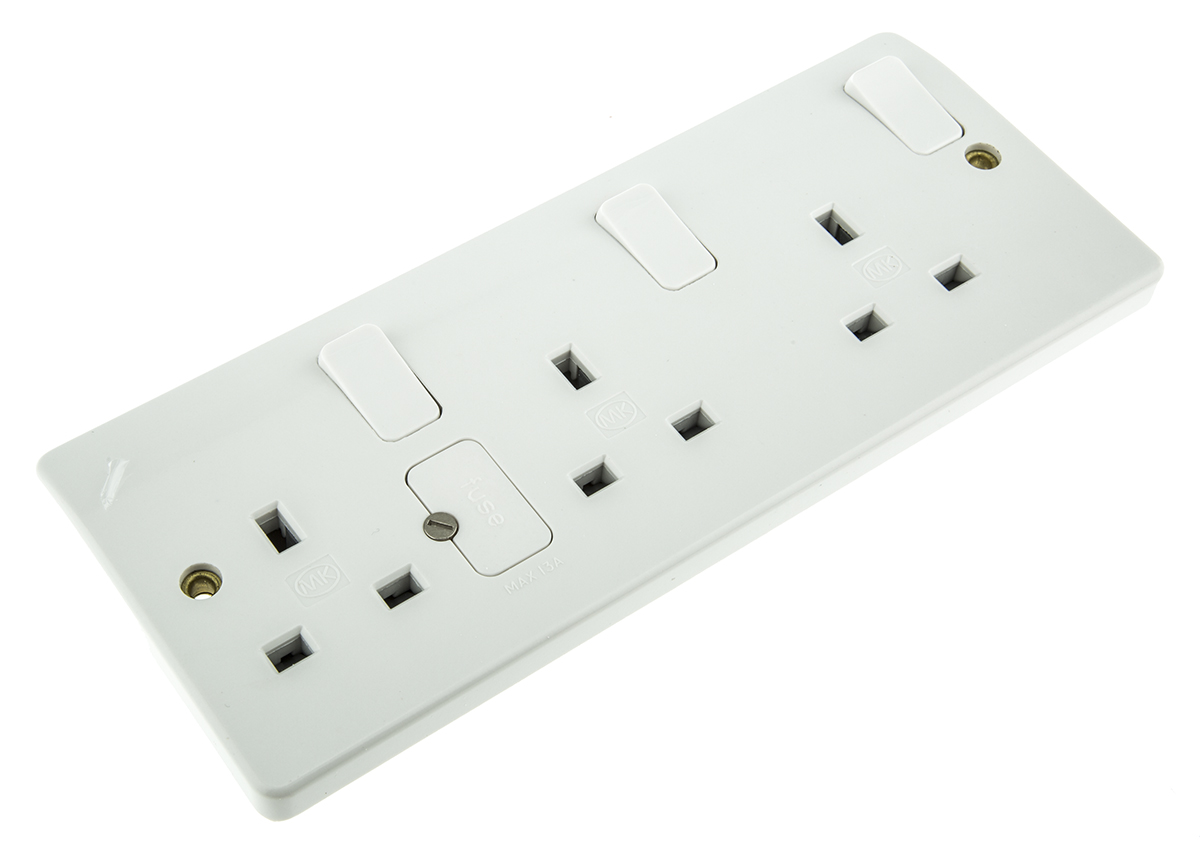 MK Electric Logic Plus White 3 Gang Plug Socket, 2 Poles, 13A, Type G - British, Indoor Use