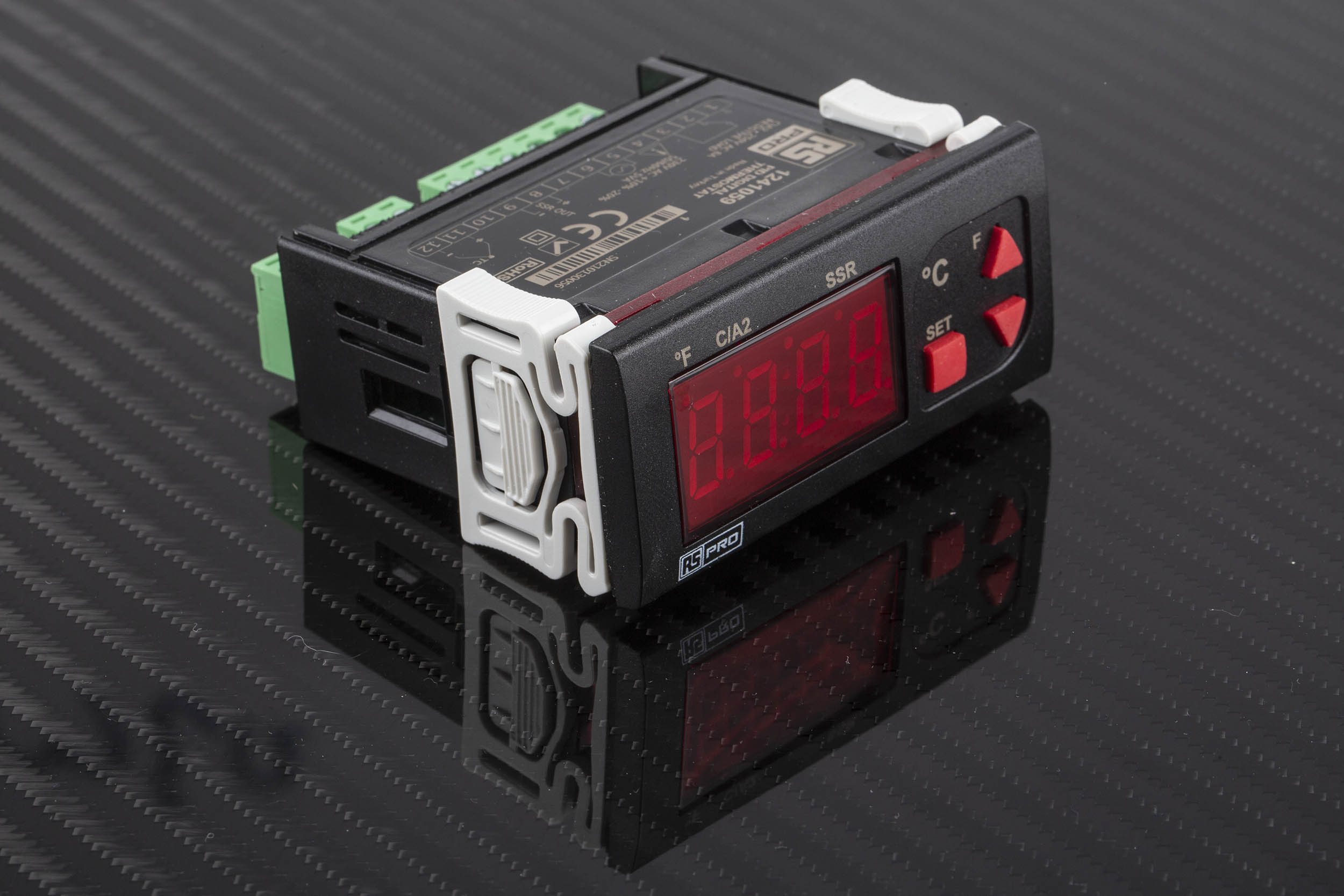RS PRO Panel Mount On/Off Temperature Controller, 77 x 35mm 1 Input, 2 Output Relay, SSR, 230 V ac Supply Voltage
